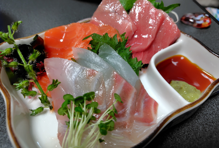 皿に刺身や薬味を盛ってテーブルに置いたときの写真